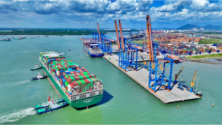 Việt Nam lọt top 3 ASEAN về tuyến dịch vụ vận chuyển container quốc tế . 