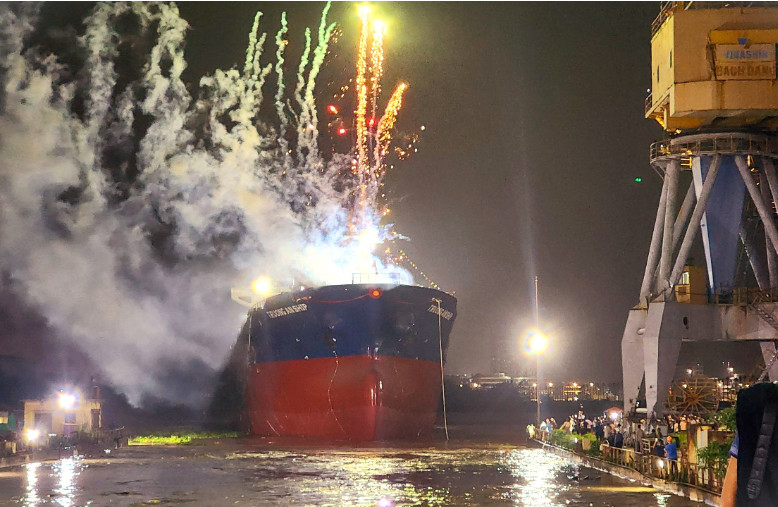 Công ty đóng tàu Bạch Đằng hạ thủy tàu hàng 17.500DWT khai thác viễn dương . 